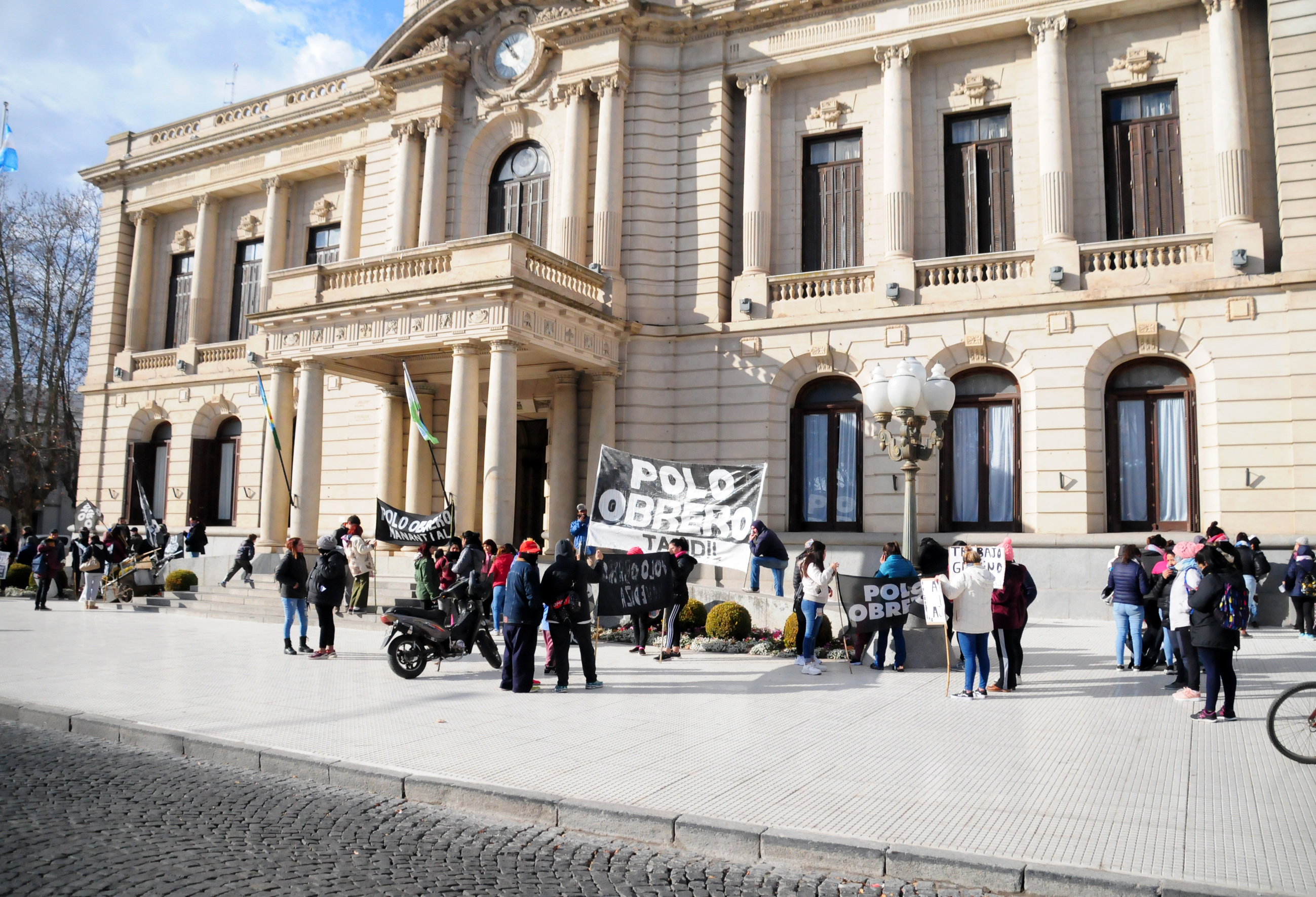 El Polo Obrero se movilizó al Municipio en reclamo por un bono de