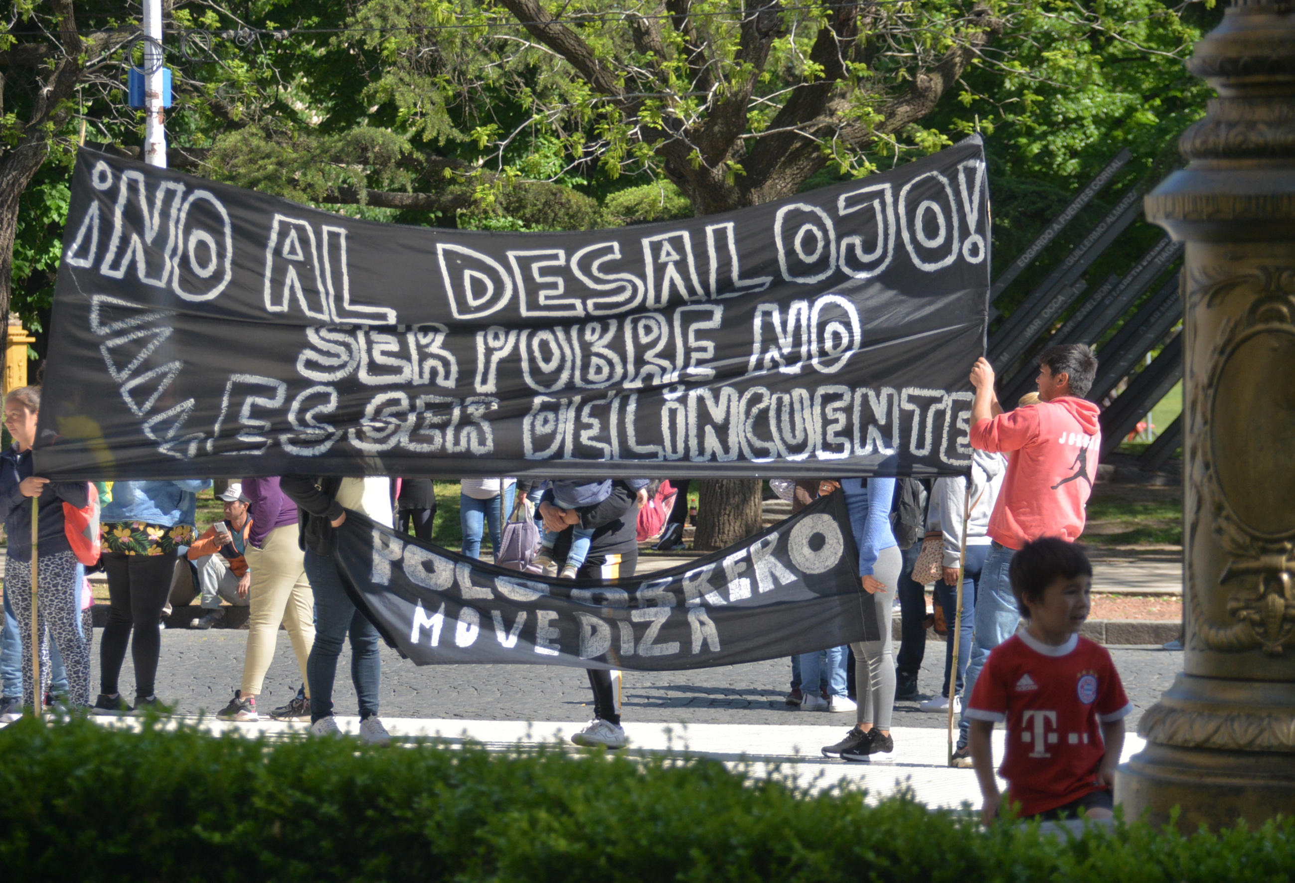 Vecinos De La Toma En La Movediza Se Movilizaron En El Municipio El Eco