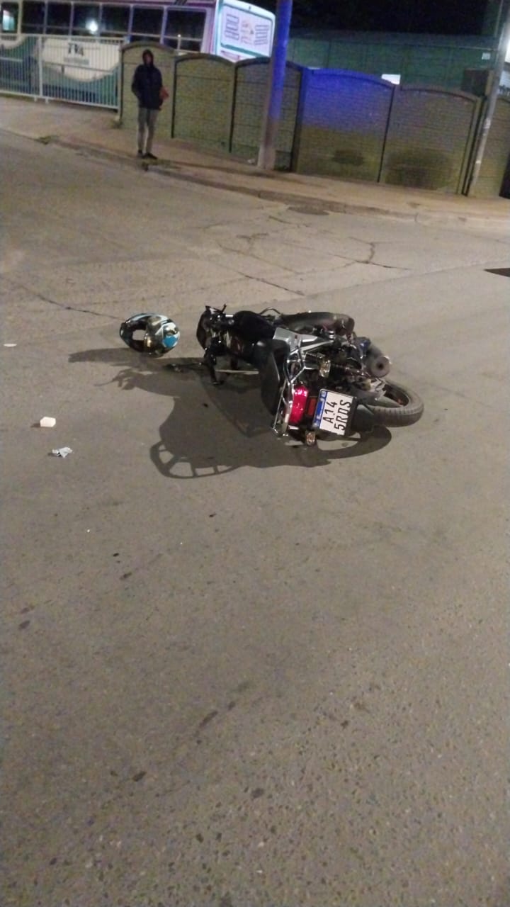 Choque Entre Un Utilitario Y Una Moto En La Esquina De Lunghi Y