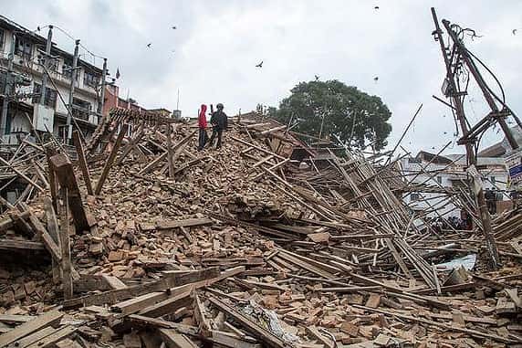Una nueva réplica del sismo sacude Nepal y ya suman 1.900 los muertos
