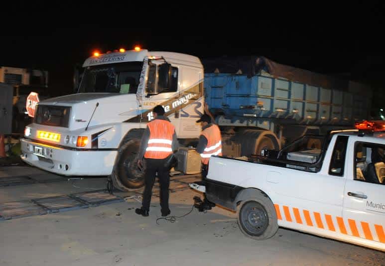 Multaron a cuatro camiones por circular con exceso de peso en su carga