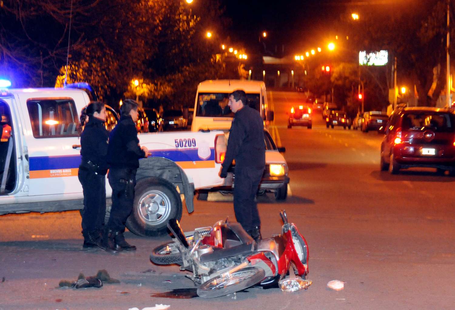 Dos motociclistas heridos al chocar contra un auto en Rivadavia y Constitución