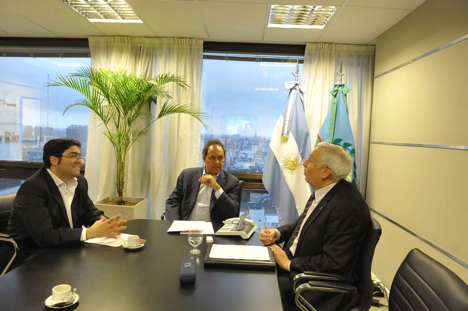 Scioli se reunió con Pablo Bossio y con el rector de la Unicén