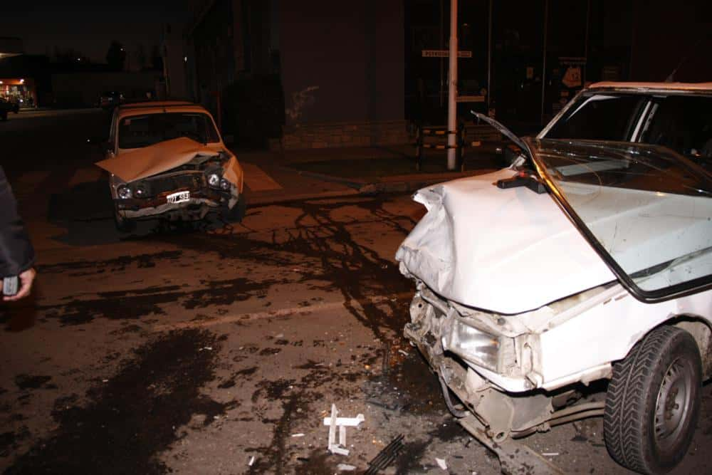 Mujer quedó internada tras colisionar dos vehículos en avenida Del Valle