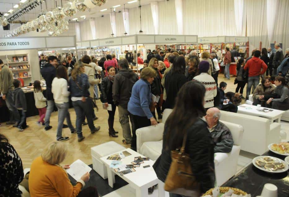 Mucho público paseó por los stands  en el último día de la Feria del Libro