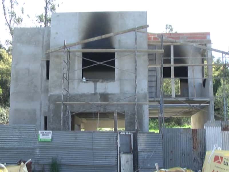 Construía su casa y se la incendiaron: denuncia vandalismo