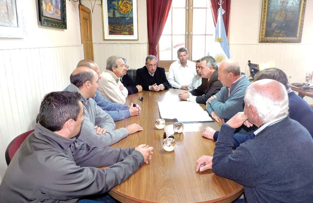 Reunión para avanzar en la construcción de planta de tratamiento de desagües en Vela