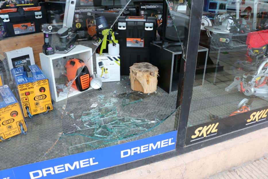 Delincuentes rompieron la  vidriera del bazar Los Andes  y se llevaron herramientas