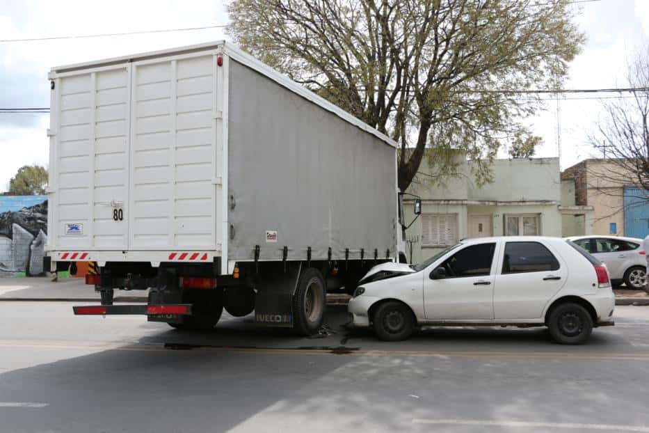Choque entre un camión y un  auto en plena avenida Del Valle