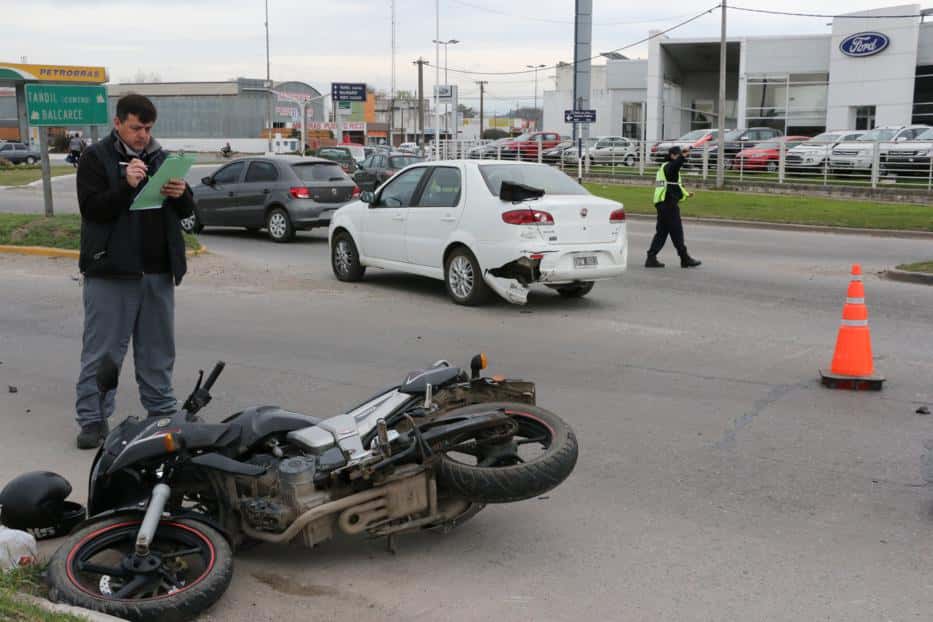 Un motociclista herido tras chocar  con un auto en la Ruta 226 y Espora