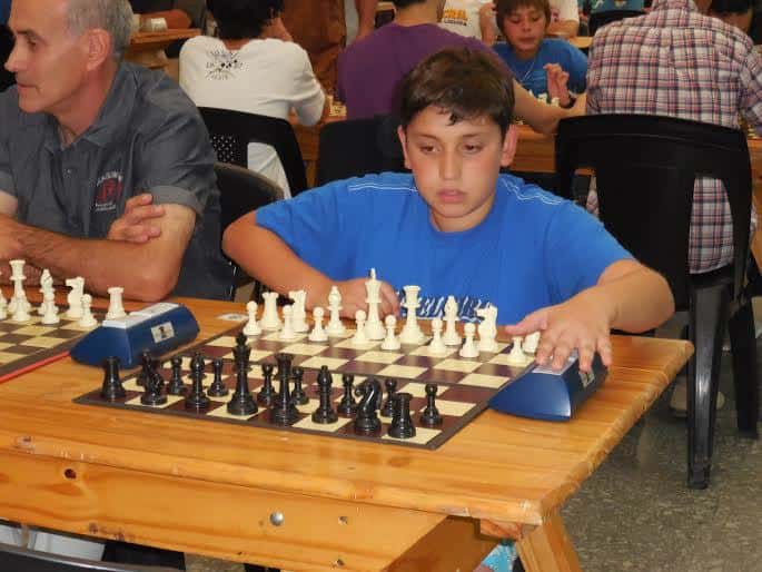 Chaves y Berruti lideran  en los torneos oficiales
