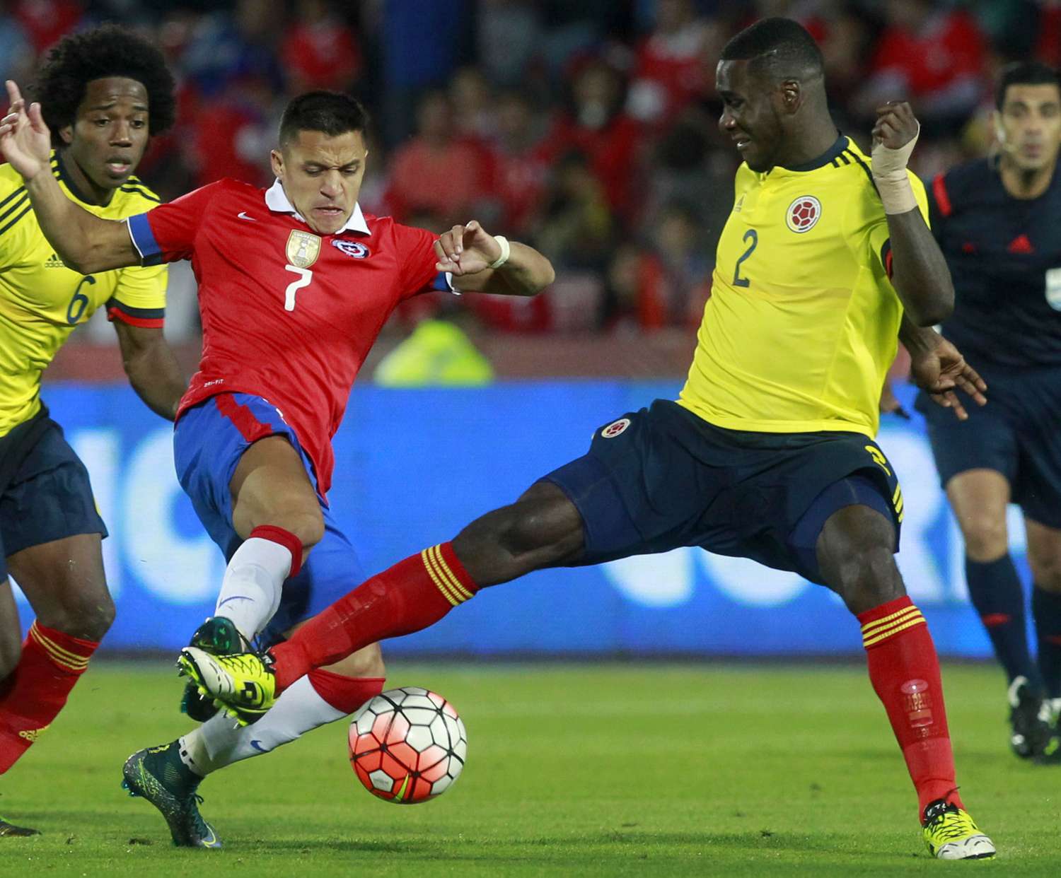 Colombia rescató un empate en Santiago, frente a Chile