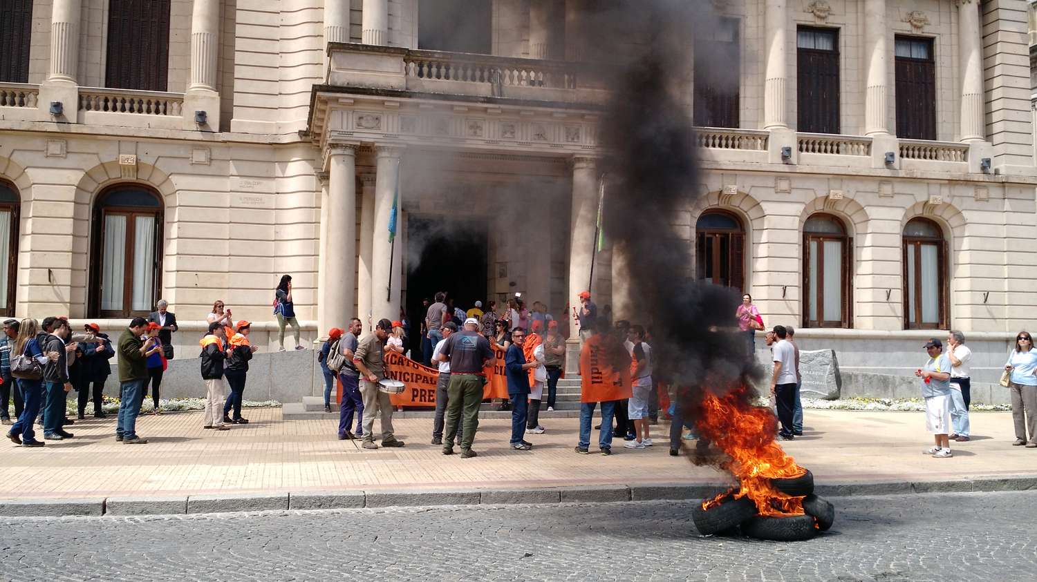 Paro de municipales: quema de gomas y protesta frente al Municipio