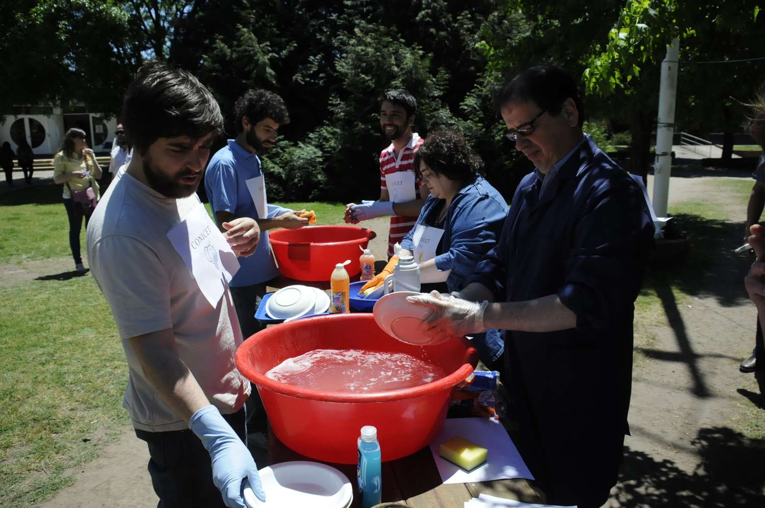 Científicos del Conicet realizaron una “lavada de platos simbólica” contra Macri