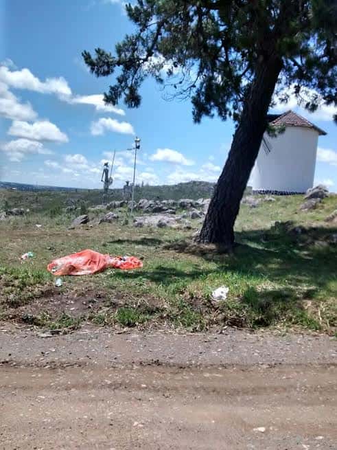 Vecinos de Villa del Lago reclaman por residuos frente al Quijote
