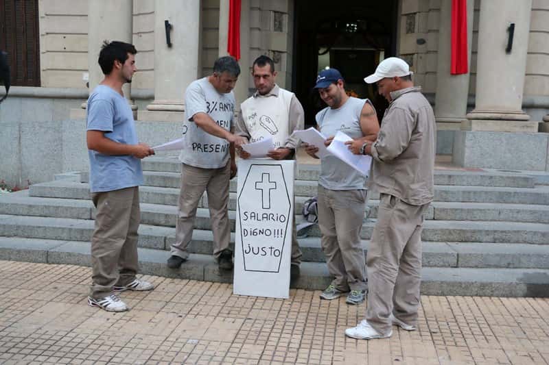 Sepultureros llevan más de 20 días manifestándose  en la puerta del Municipio