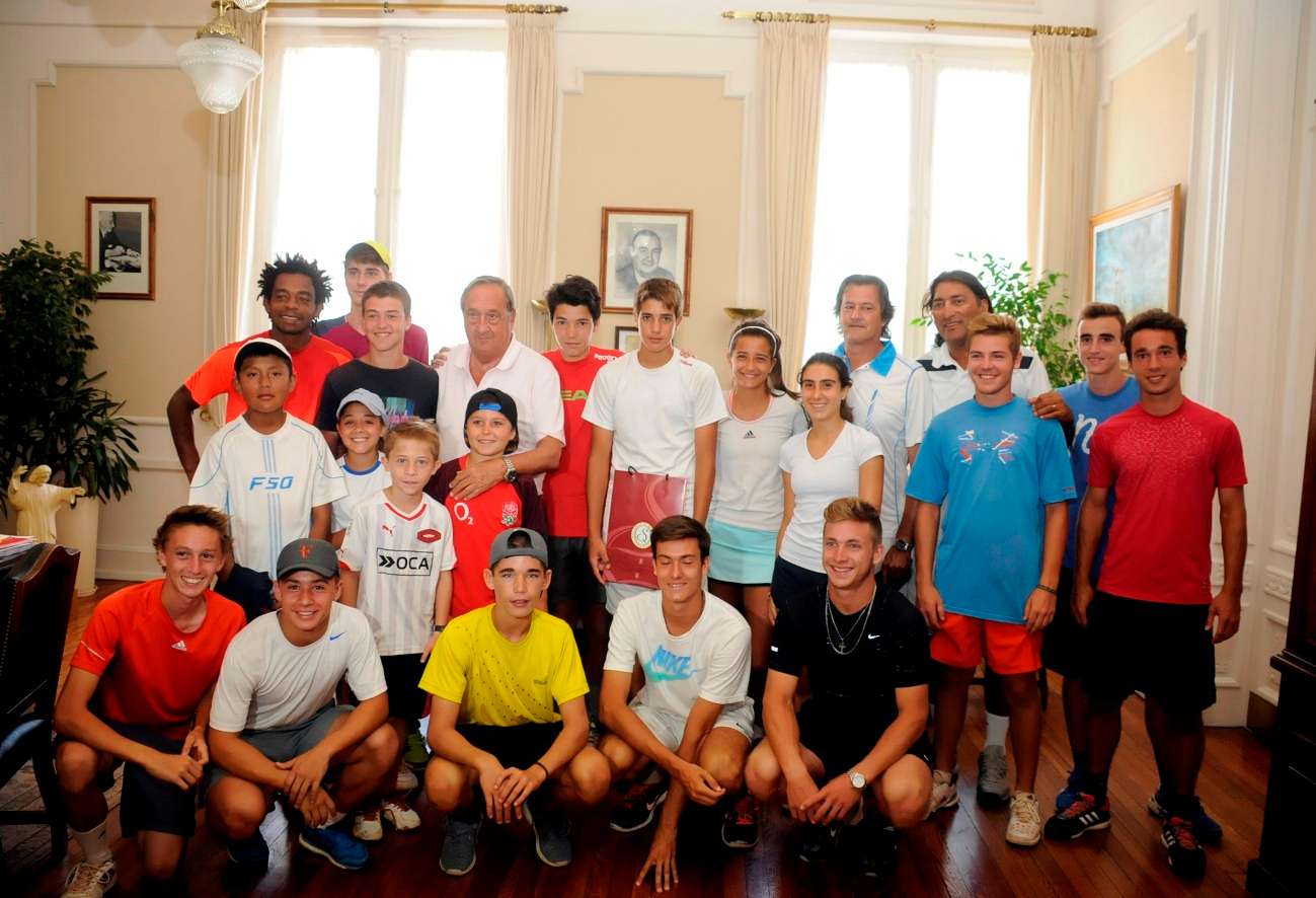 Jóvenes deportistas de la Escuela de Tenis de Tandil con el intendente