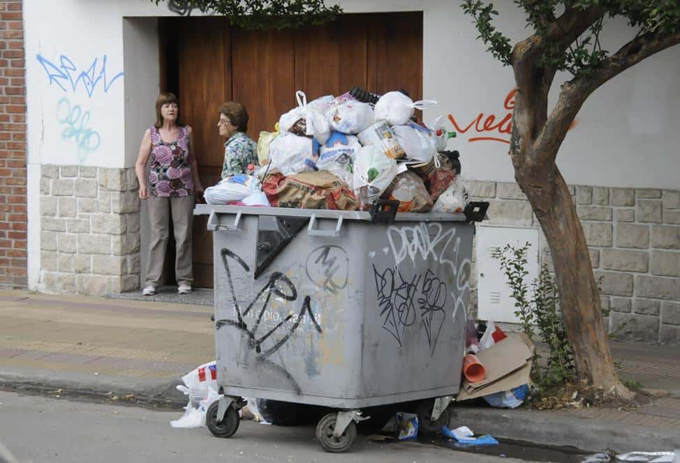 Contenedores repletos de basura que no es  recolectada generan la bronca de los vecinos
