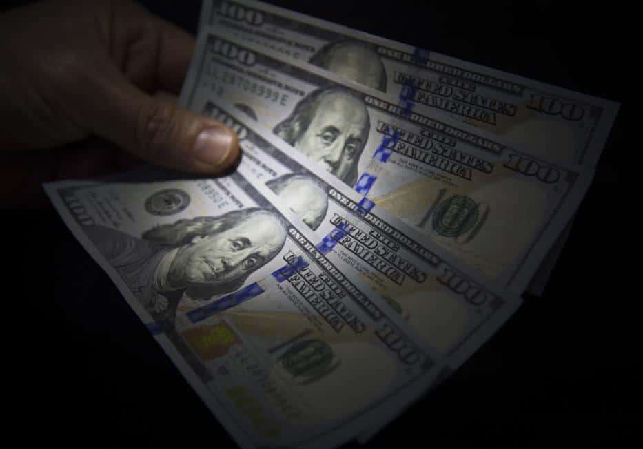El dólar oficial llegó al récord de 14,36 pesos y superó al blue