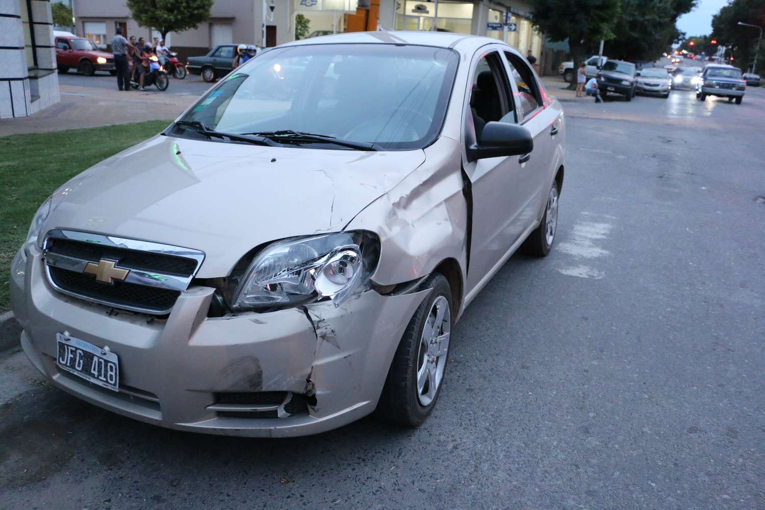 Accidente entre auto y moto  en Del Valle e Yrigoyen