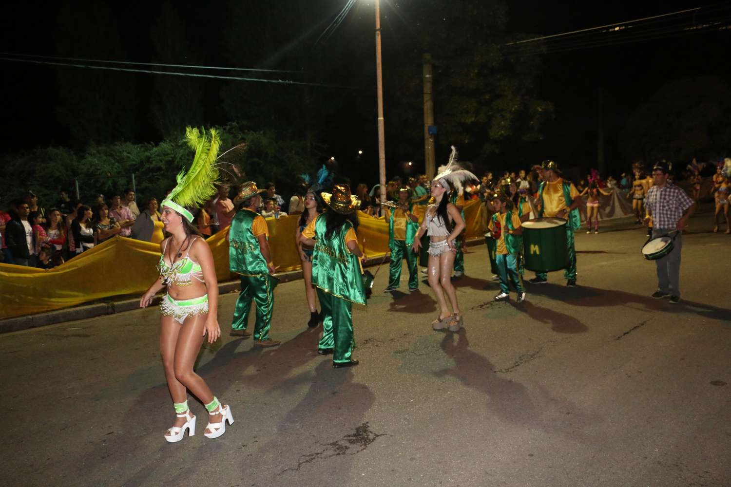 Las murgas desplegaron su ritmo y colorido en una nueva edición del Carnaval