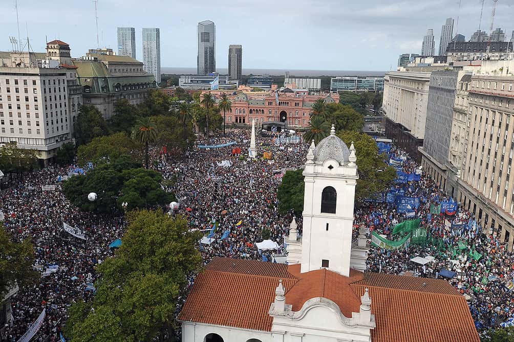 Amplia convocatoria en Plaza de Mayo a 40 años del último golpe militar
