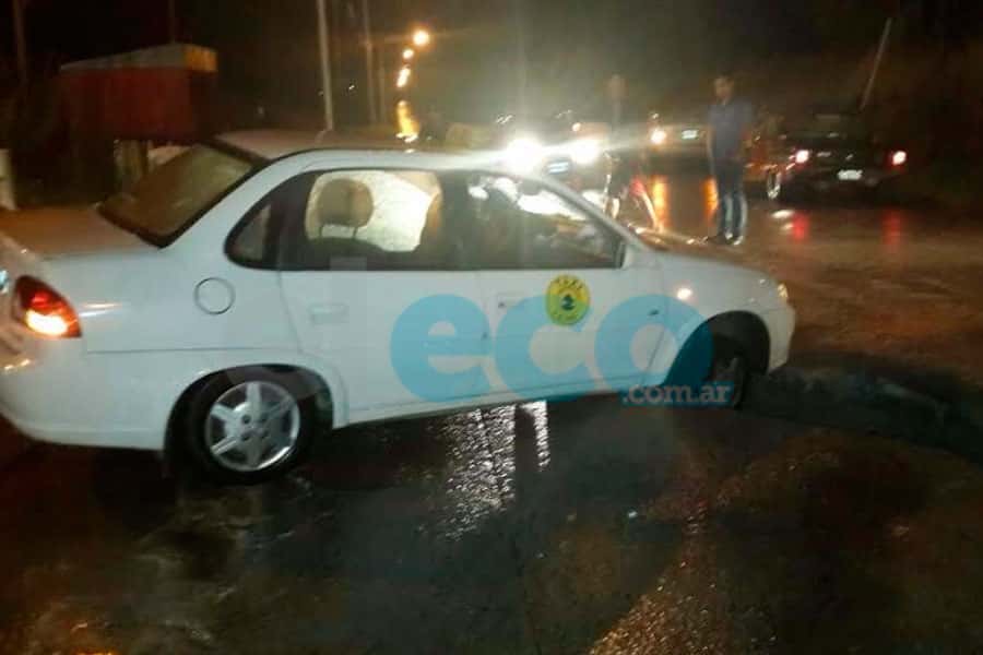 Un taxi quedó “atrapado” tras ceder el asfalto en Buenos Aires y Beiró