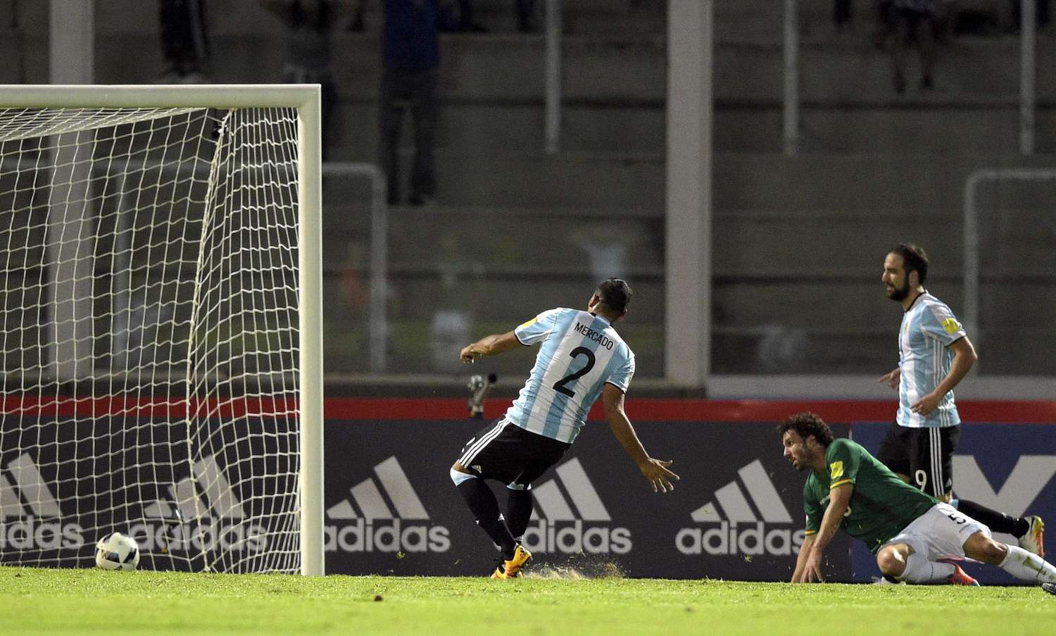 Argentina superó a Bolivia para encadenar su tercera victoria al hilo