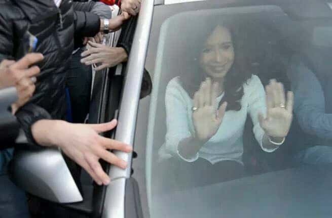 Cristina regresó a Buenos Aires para declarar ante la Justicia