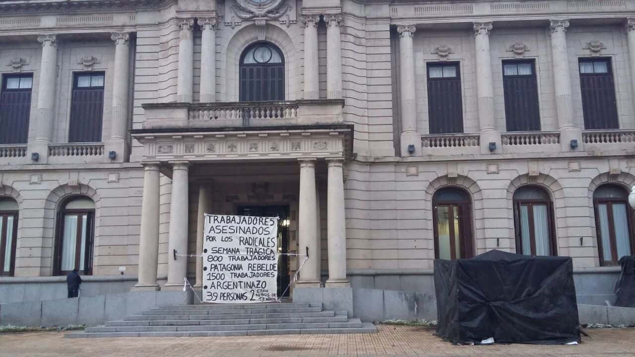 Sigue la huelga de la ex CCC en la puerta del Municipio