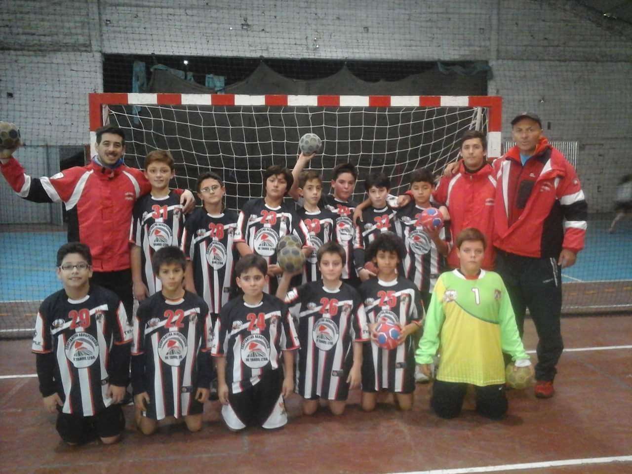 Defensa Tandil recibió  varios equipos de handball