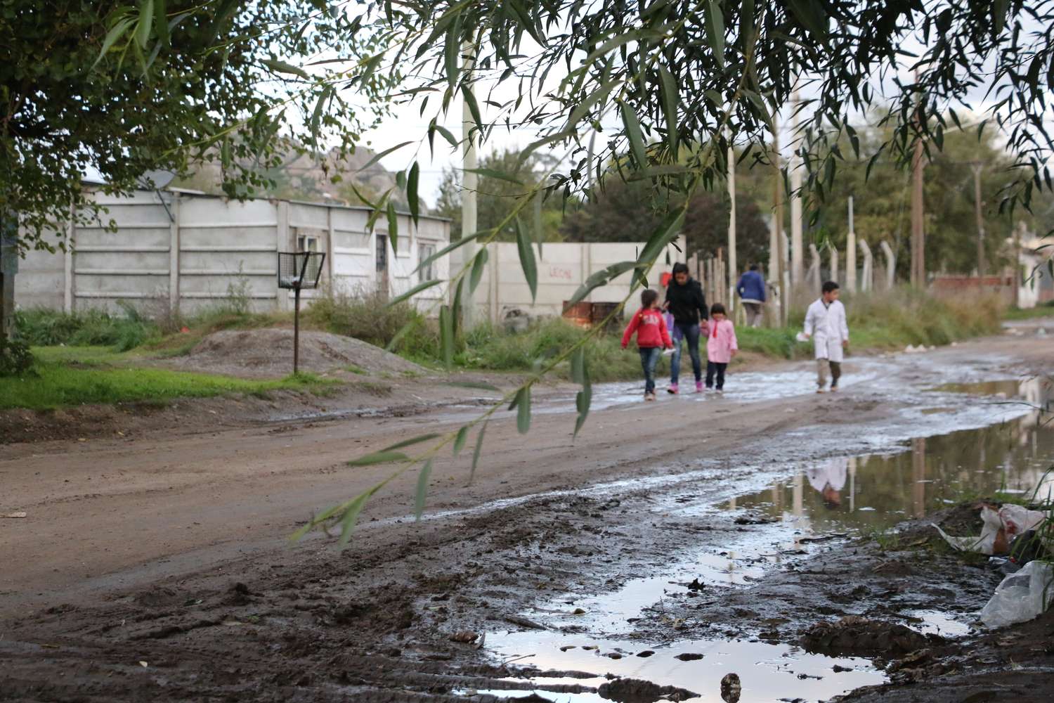 Vecinos de la calle Formosa exigen una solución porque viven “en el agua”