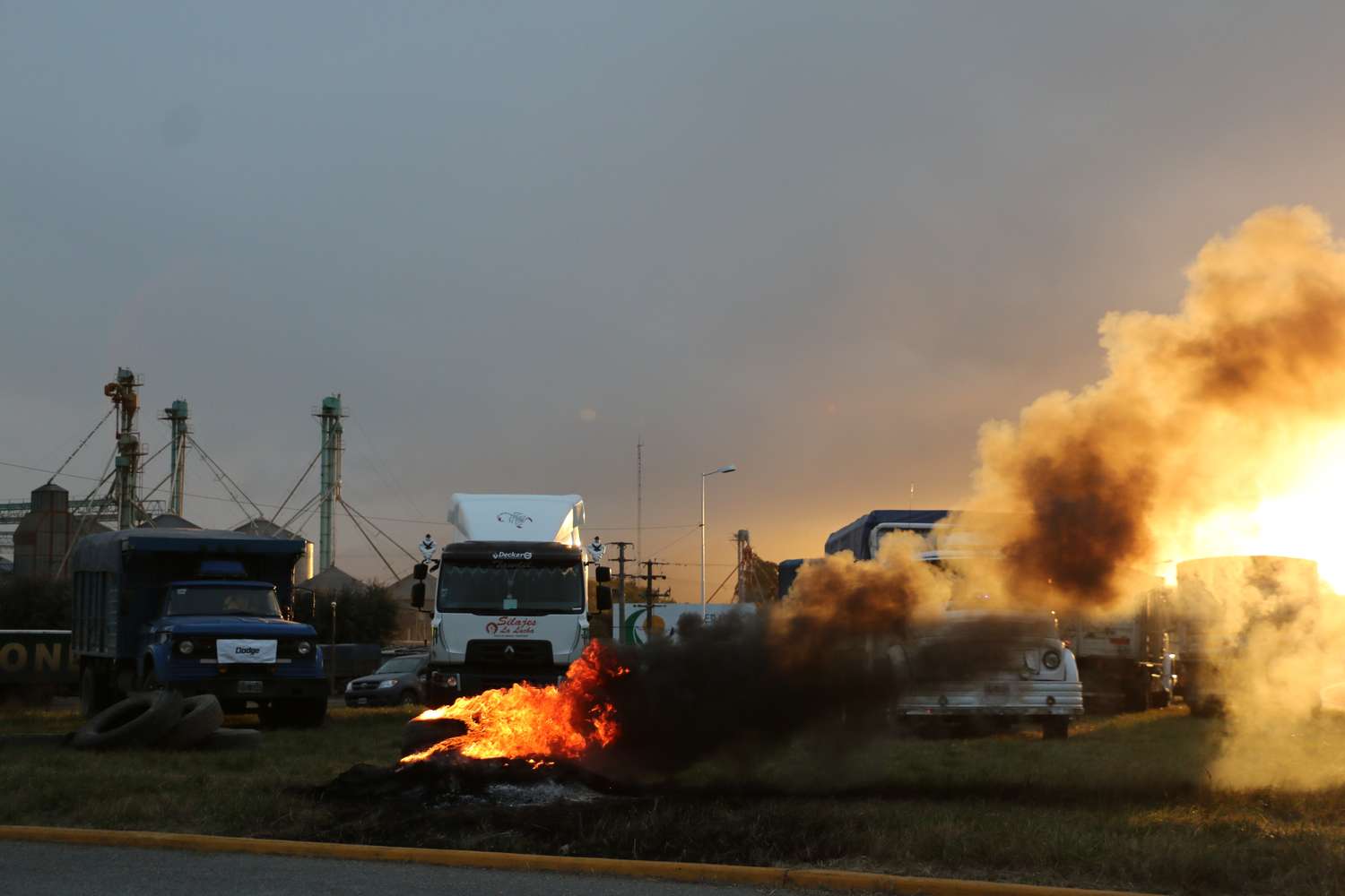 Camioneros apostados en  La Vasconia lamentaron el escaso apoyo de colegas