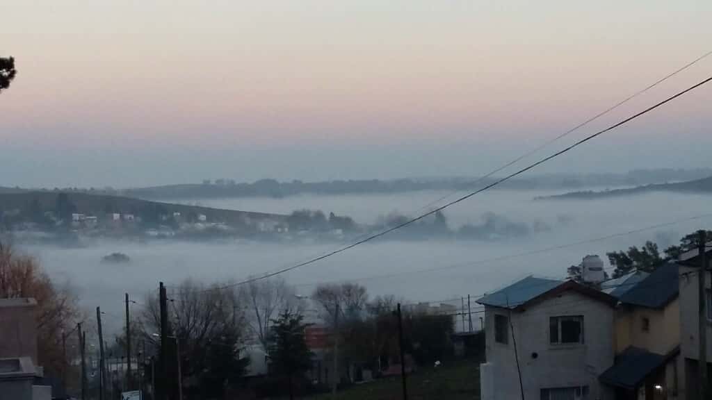 La niebla cubrió la ciudad entera desde temprano