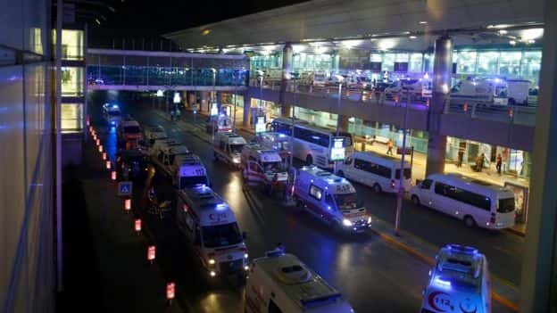 Al menos 28 muertos en triple atentado suicida en aeropuerto de Estambul