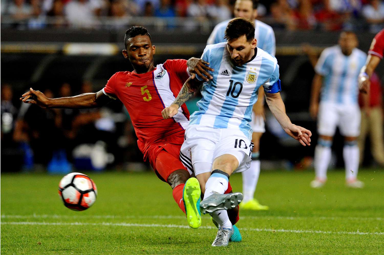 Con la magia de Messi,  Argentina demolió a Panamá y está en cuartos de final
