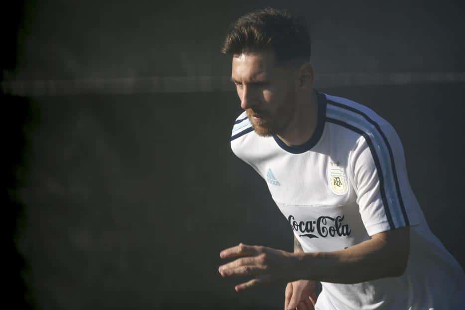Con Messi en duda, Argentina hace su debut frente a Chile