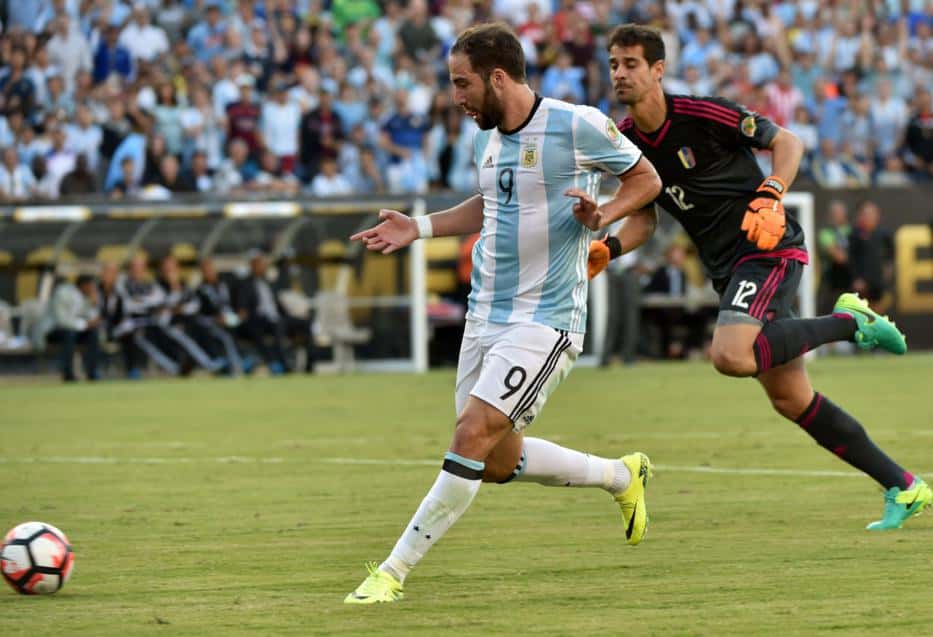 Argentina pasó por encima de Venezuela para meterse entre los  cuatro mejores