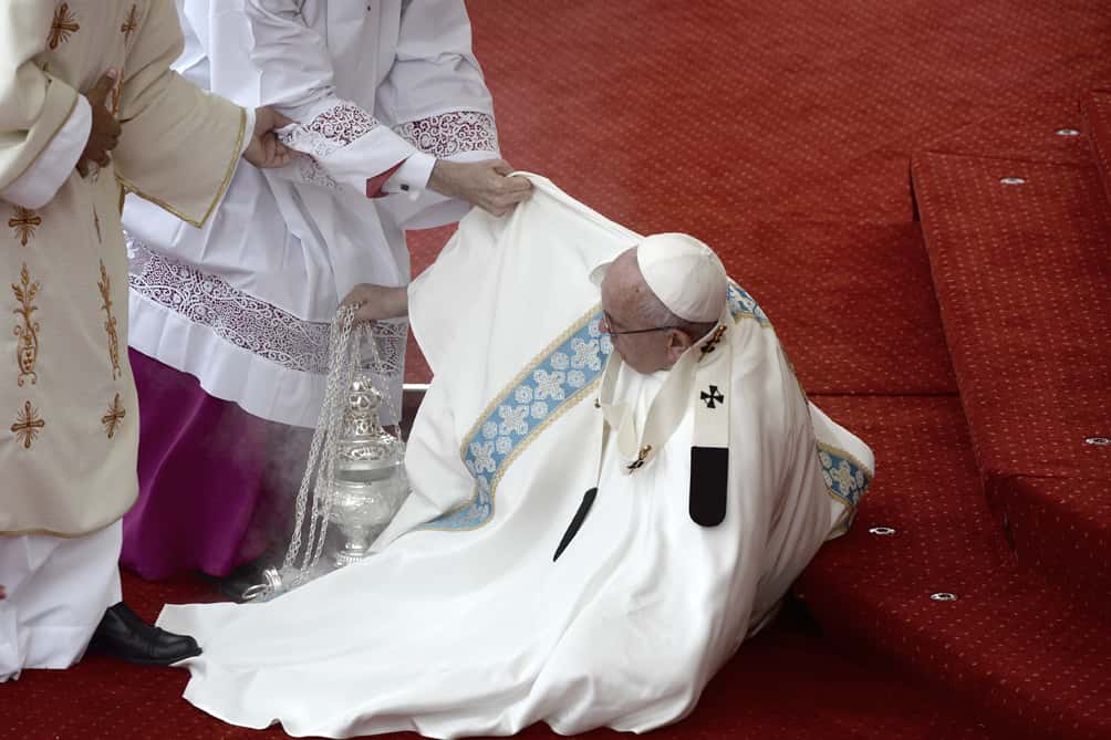 La caída del papa Francisco durante una misa en Polonia