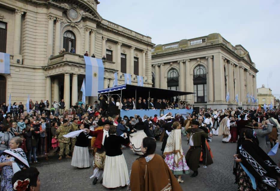 Más de 150 instituciones honraron en un histórico desfile los 200 años de la Independencia Argentina