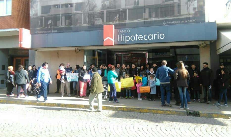 Adjudicatarios del Procrear se manifestaron en el Banco Hipotecario para exigir respuestas