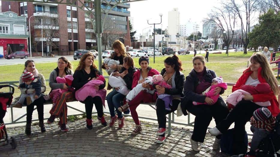 Un grupo de madres se convocó para hacer valer el derecho de amamantar en público