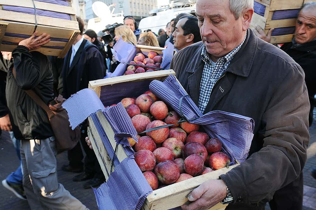 Regalaron fruta en Plaza de Mayo en protesta por la falta de rentabilidad