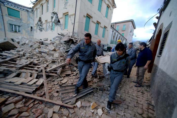 Al menos 120 muertos y numerosos desaparecidos por un fuerte sismo en Italia