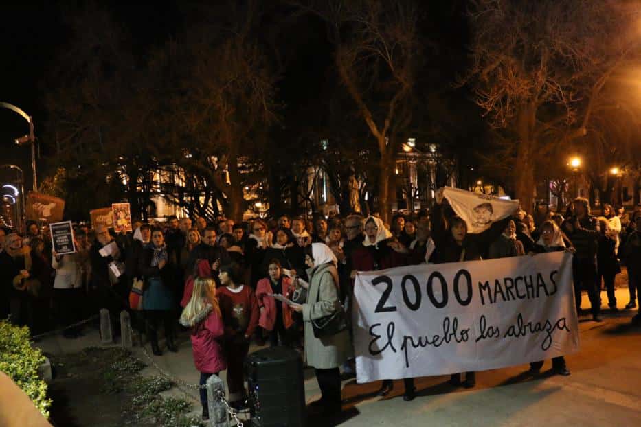 Una nutrida manifestación para conmemorar la ronda 2.000 de las Madres de la Plaza de Mayo