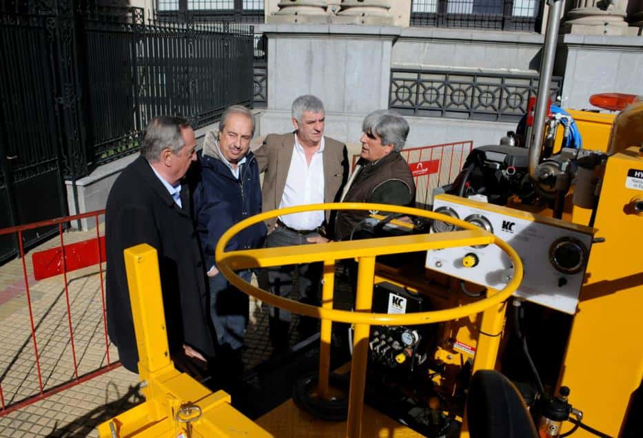 El Municipio presentó una nueva  máquina para la demarcación vial