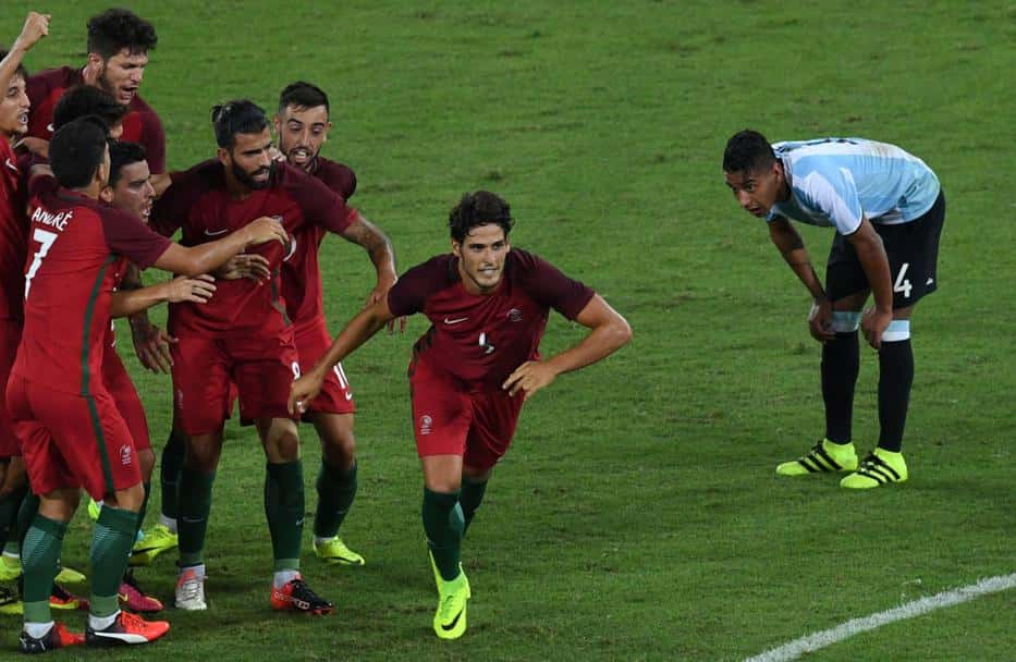 Argentina perdió en  el debut y se complicó