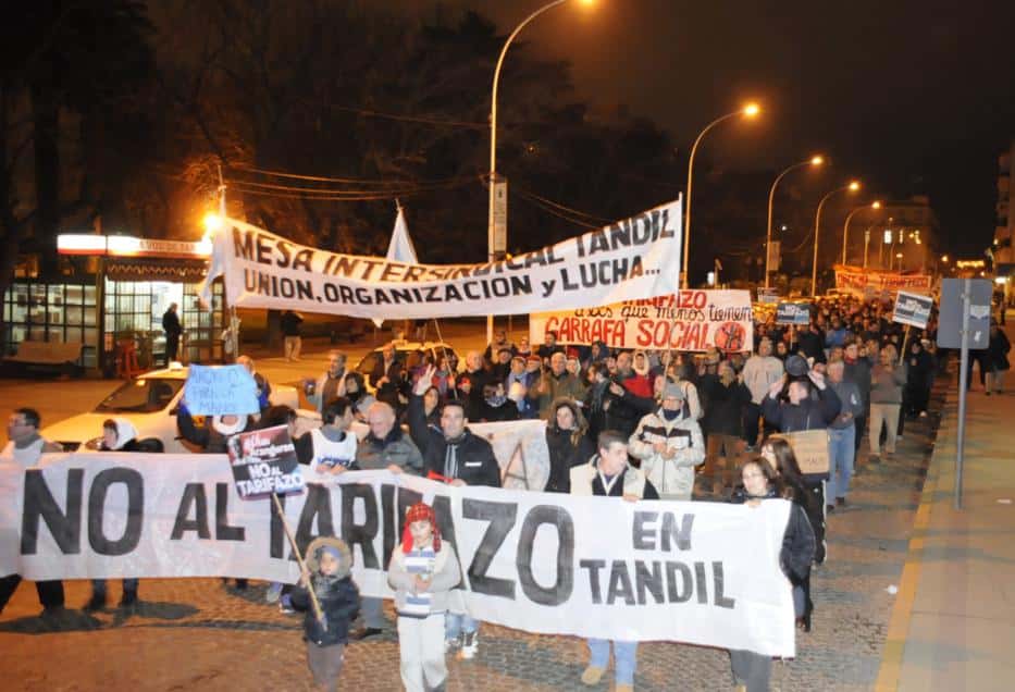 Más de 400 personas se hicieron sentir contra  el tarifazo en las calles céntricas de la ciudad