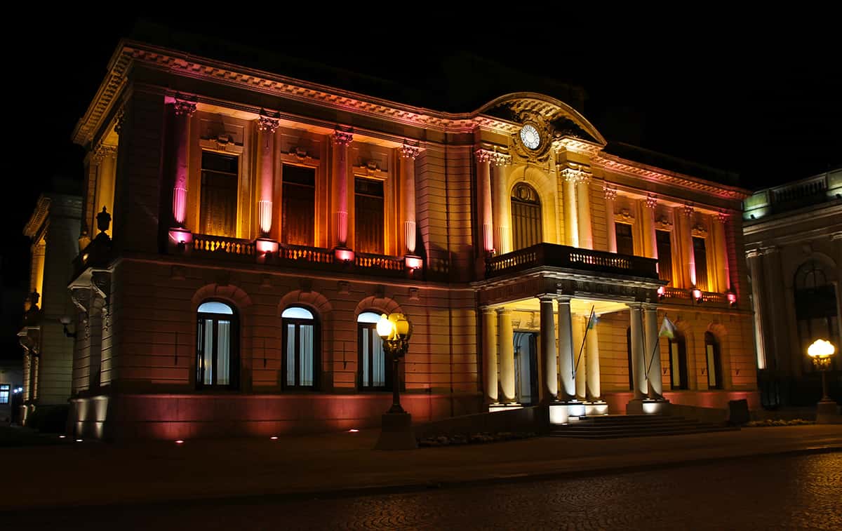 El Palacio Municipal iluminado de rosa por el cáncer de mama