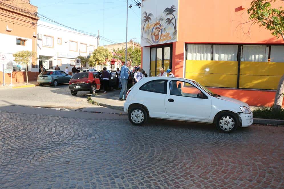 Chocaron dos autos en Las Heras y 4 de Abril  y dañaron a otros que estaban estacionados